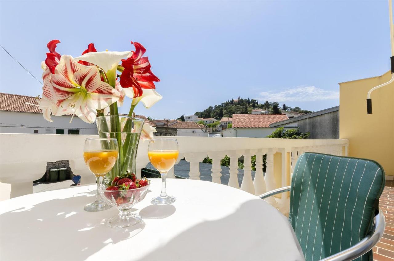 Apartments And Room Lotus Tribalj Exterior foto